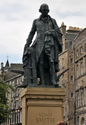 Standbeeld van Adam Smith in Edinburgh Standbeeld van Adam Smith in Edinburgh